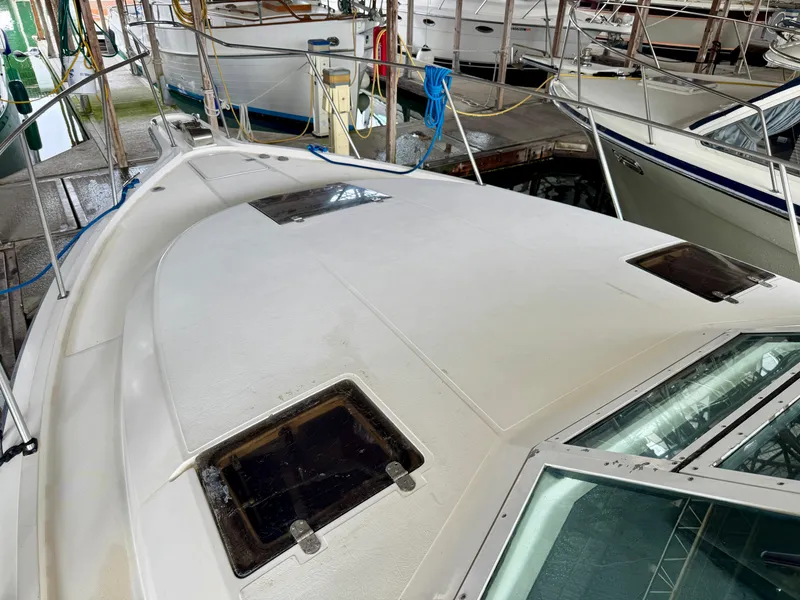 Slide: The Image of Anchor mechanism on a 1988 Tiara Yachts 3100 Open boat deck. - 28