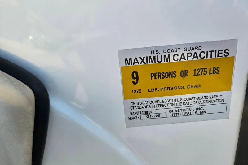 Slide: The Image of 2007 Glastron GT 205 Ski & Fish capacity label, 9 persons or 1275 lbs limit. - 15