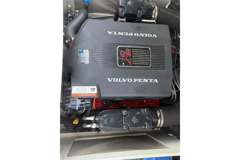 Slide: The Image of Volvo Penta 5.7 GI engine in a 2003 Four Winns 210 Horizon boat. - 8