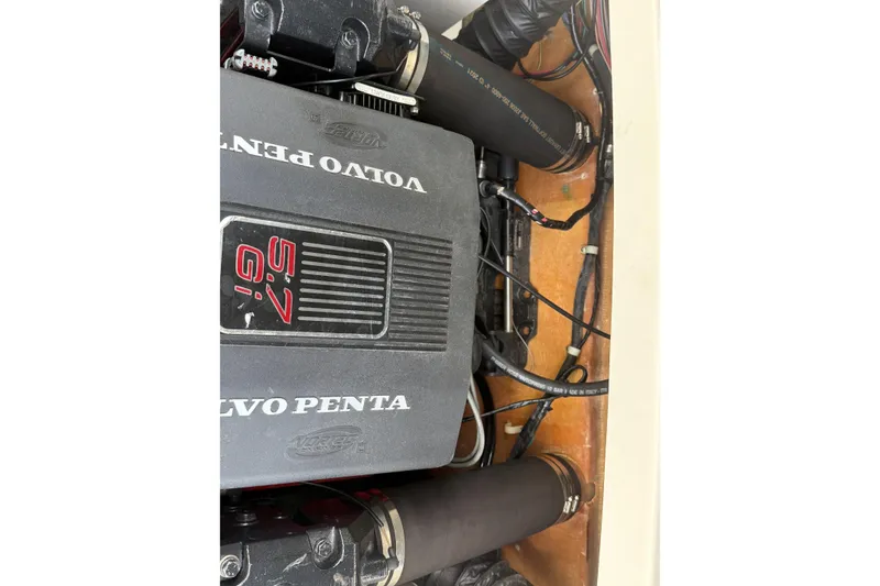Slide: The Image of Engine compartment of 2003 Four Winns 210 Horizon with Volvo Penta 5.7 GI engine. - 9