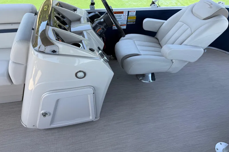 Slide: The Image of Captain's chair and helm of a 2017 Bennington 21 SLX pontoon boat. - 14