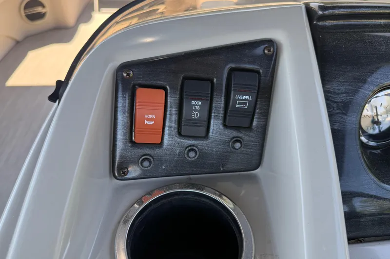 Slide: The Image of Control panel of a 2017 Bennington 21 SLX boat with horn and livewell switches. - 20