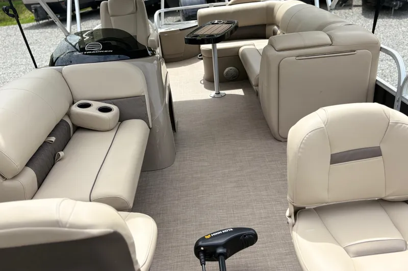 Slide: The Image of Interior of 2021 Sun Tracker Fishin' Barge 20 DLX with beige seating and table. - 15