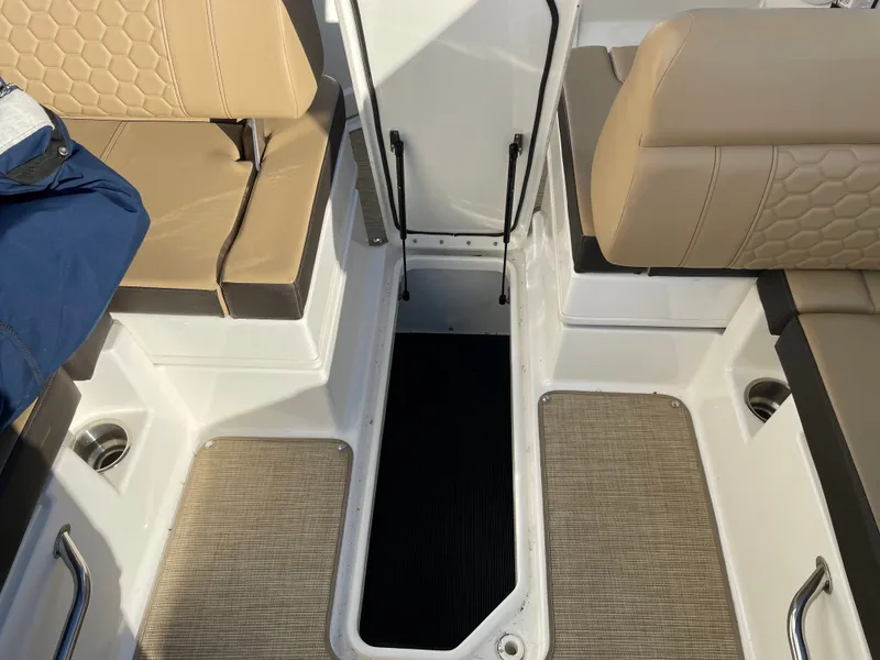 Slide: The Image of Sea Ray 270 Sundeck 2018 - 10
