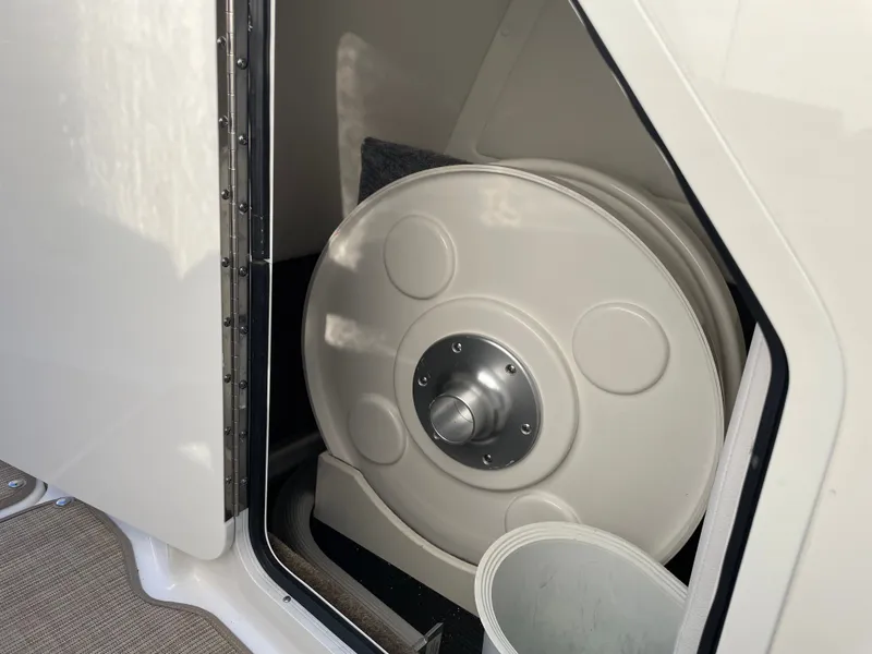 Slide: The Image of Sea Ray 270 Sundeck 2018 - 12