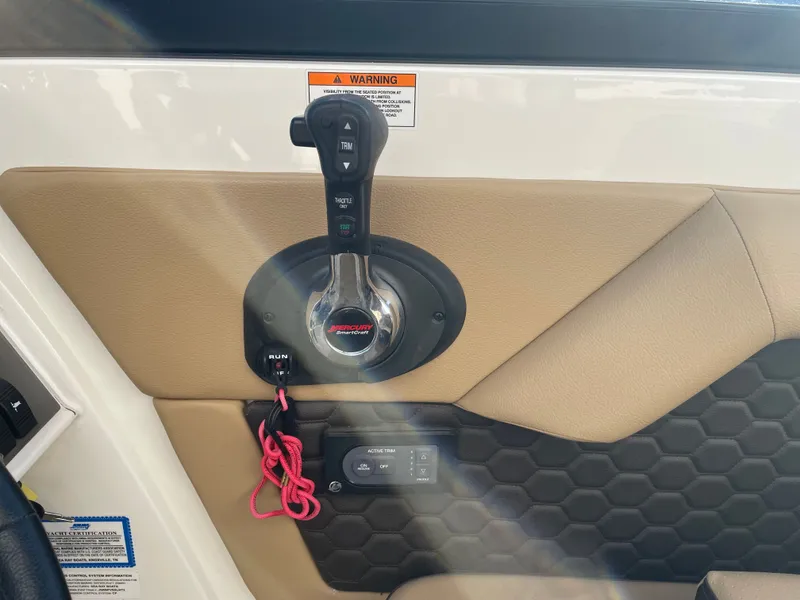 Slide: The Image of Sea Ray 270 Sundeck 2018 - 17