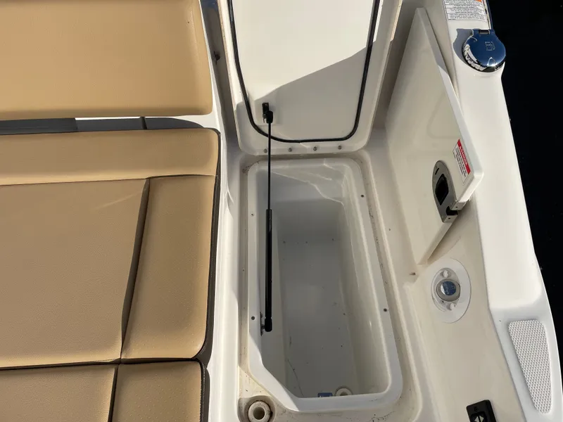 Slide: The Image of Sea Ray 270 Sundeck 2018 - 23
