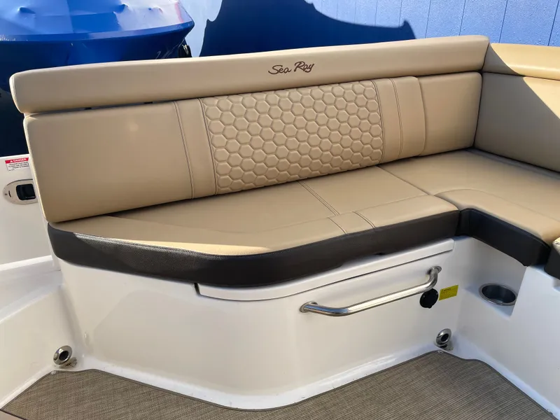 Slide: The Image of Sea Ray 270 Sundeck 2018 - 25