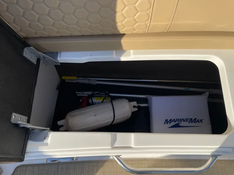 Slide: The Image of Sea Ray 270 Sundeck 2018 - 28