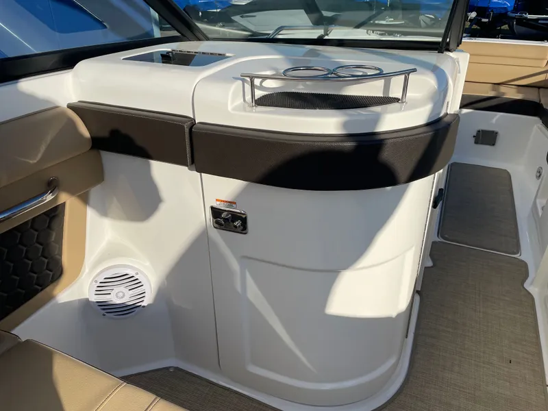 Slide: The Image of Sea Ray 270 Sundeck 2018 - 33