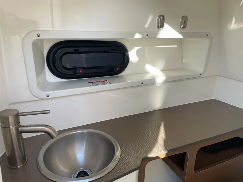 Slide: The Image of Sea Ray 270 Sundeck 2018 - 35