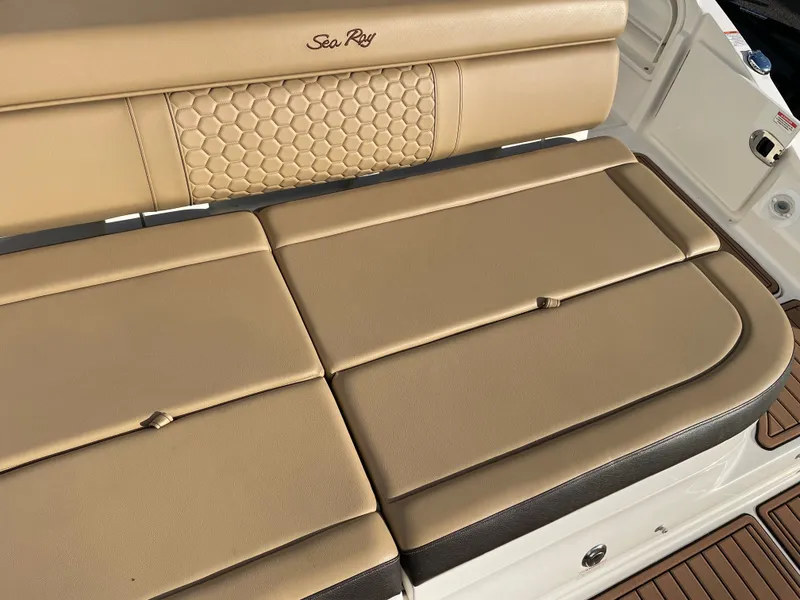 Slide: The Image of Sea Ray 270 Sundeck 2018 - 40