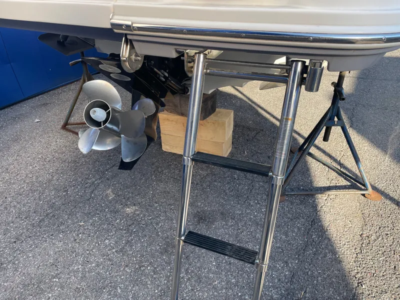 Slide: The Image of Sea Ray 270 Sundeck 2018 - 43