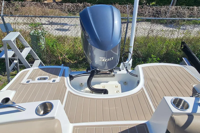 Slide: The Image of 2016 Hurricane SunDeck 2690 OB boat with Yamaha 300 outboard motor. - 39