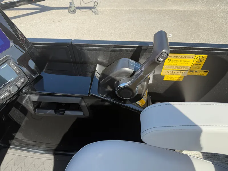 Slide: The Image of Bentley Pontoons Elite 223 Admiral 2026 - 10