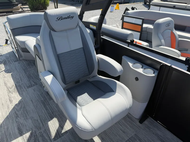 Slide: The Image of Bentley Pontoons Elite 223 Admiral 2026 - 13