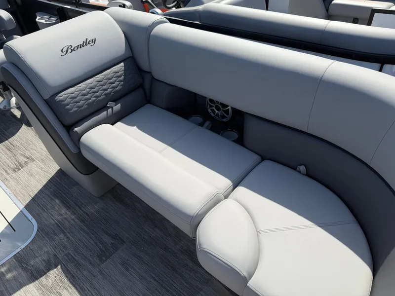 Slide: The Image of Bentley Pontoons Elite 223 Admiral 2026 - 18