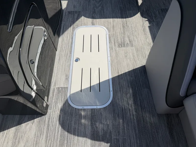 Slide: The Image of Bentley Pontoons Elite 223 Admiral 2026 - 19