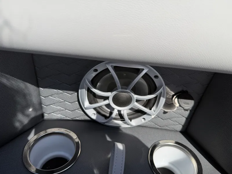 Slide: The Image of Bentley Pontoons Elite 223 Admiral 2026 - 22