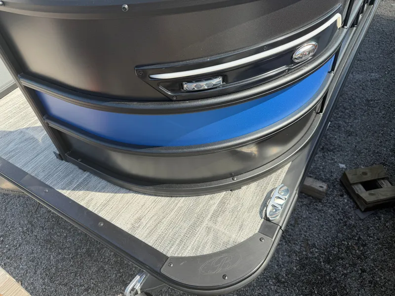 Slide: The Image of Bentley Pontoons Elite 223 Admiral 2026 - 25