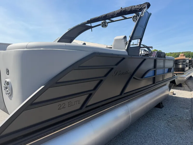 Slide: The Image of Bentley Pontoons Elite 223 Admiral 2026 - 4