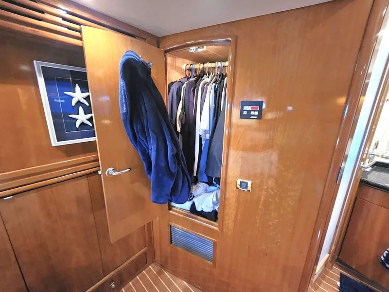 Slide: The Image of Carver Yachts 53 Voyager 2001 - 47