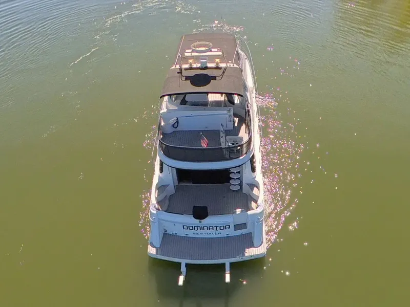 Slide: The Image of Carver Yachts 53 Voyager 2001 - 9