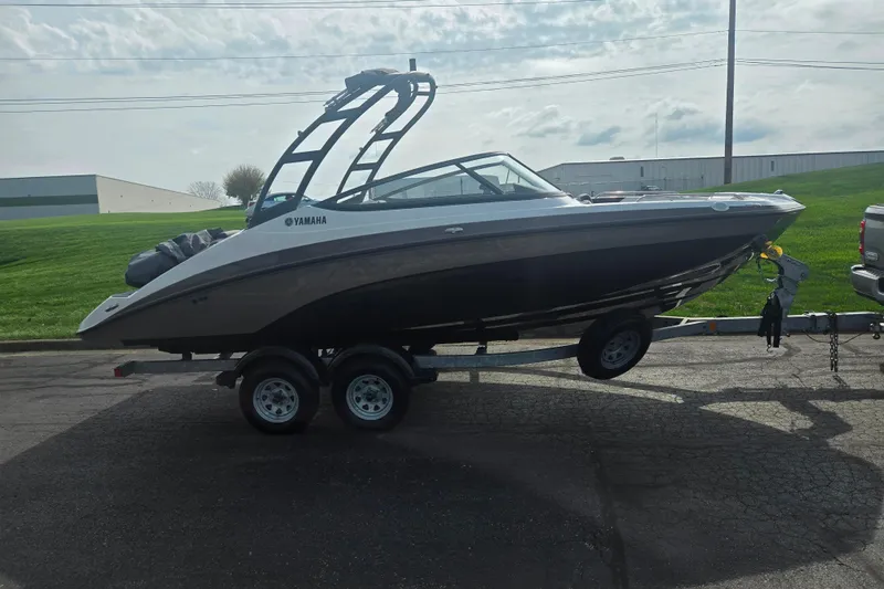 Slide: The Image of 2022 Yamaha Boats AR210 on trailer, parked outdoors under cloudy sky. - 4