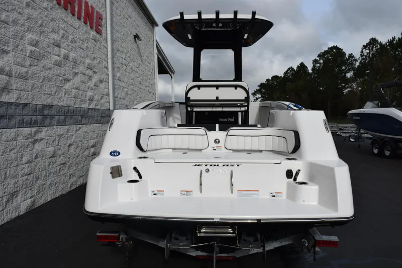 Slide: The Image of 2021 Yamaha Boats 255 FSH Sport E, rear view, parked outdoors near a building. - 5