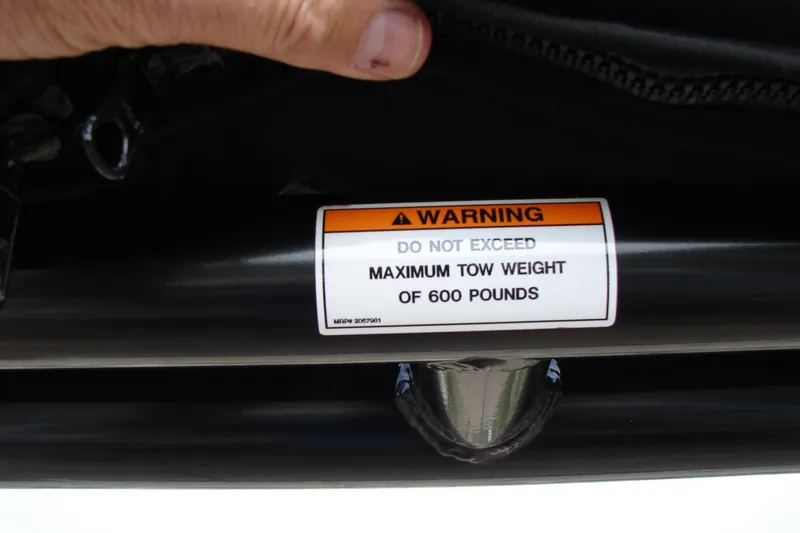 Slide: The Image of Warning label on Bayliner VR4 Bowrider I/O, 2021, indicating 600-pound tow weight limit. - 31