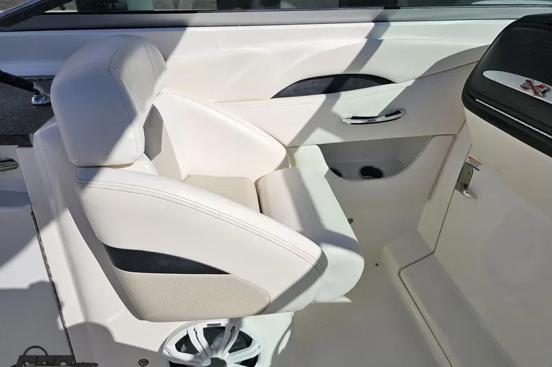 Slide: The Image of Interior of 2010 Chaparral 276 SSX boat featuring a white leather seat. - 59