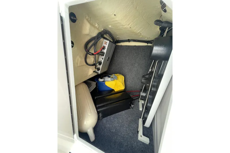 Slide: The Image of Storage compartment of 2021 Yamaha Boats 275SE with equipment and accessories. - 19