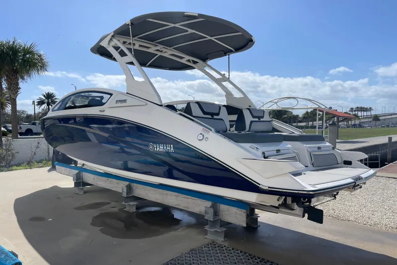 Slide: The Image of 2021 Yamaha Boats 275SE on display, featuring sleek design and modern amenities. - 4