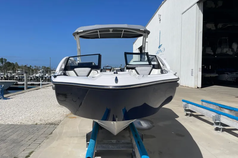 Slide: The Image of 2021 Yamaha Boats 275SE in marina, front view, near storage facility. - 7
