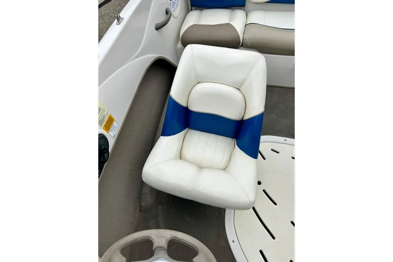 Slide: The Image of White and blue seat in a 2004 Tahoe Q4 boat interior. - 27