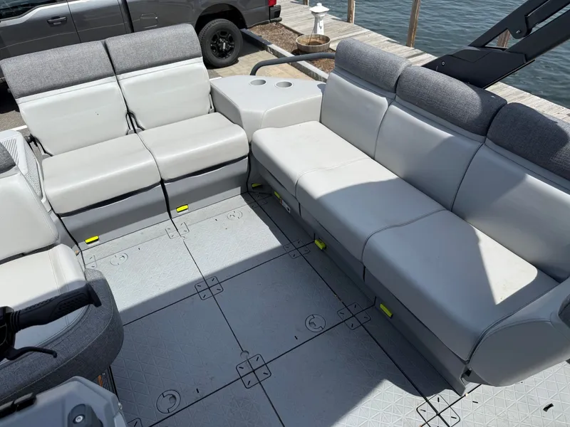 Slide: The Image of Sea-Doo Switch Cruise 18 2023 - 10