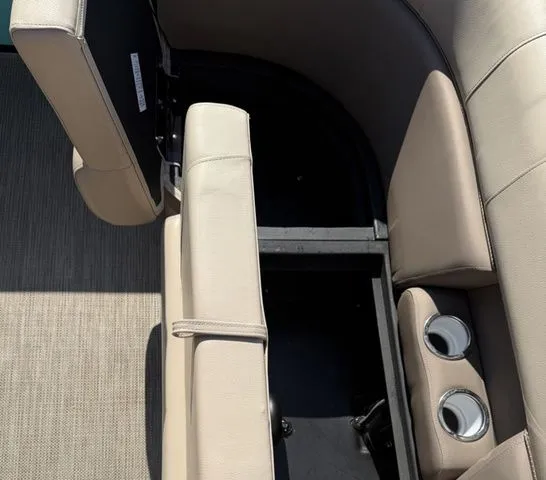 Slide: The Image of Bentley Pontoons Elite 220 Admiral 2023 - 11
