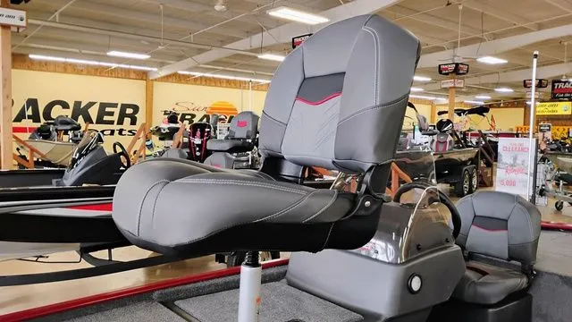 Slide: The Image of Tracker Bass Tracker Classic XL 2026 - 13