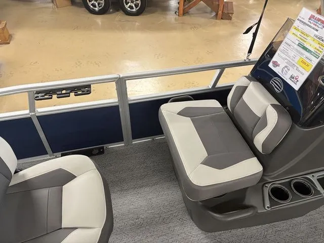 Slide: The Image of Sun Tracker Bass Buggy 16 XL 2026 - 10