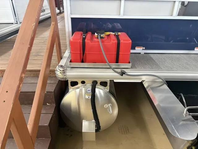 Slide: The Image of Sun Tracker Bass Buggy 16 XL 2026 - 6