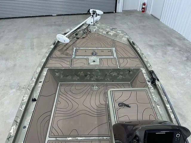 Slide: The Image of Tracker 1648 SC 2024 - 23