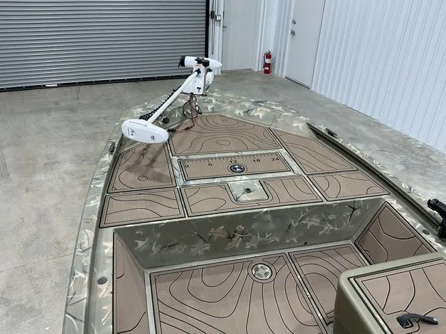 Slide: The Image of Tracker 1648 SC 2024 - 6