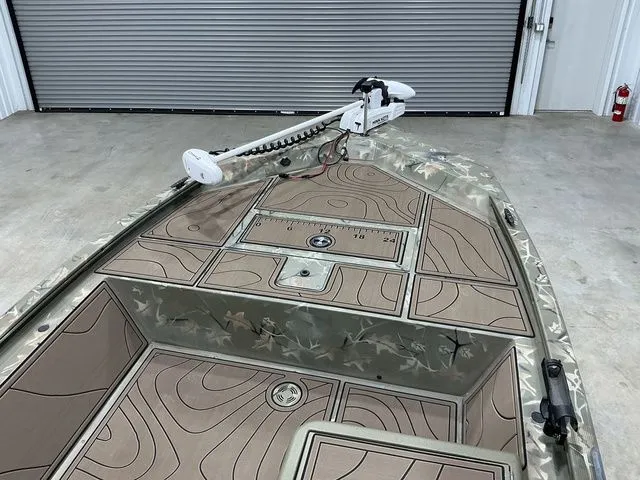 Slide: The Image of Tracker 1648 SC 2024 - 7