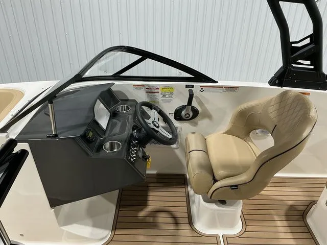 Slide: The Image of Bayliner VR5 Bowrider 2022 - 10