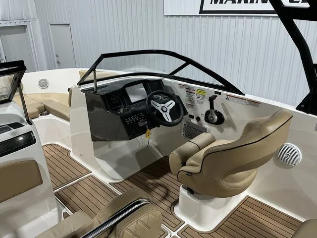 Slide: The Image of Bayliner VR5 Bowrider 2022 - 17