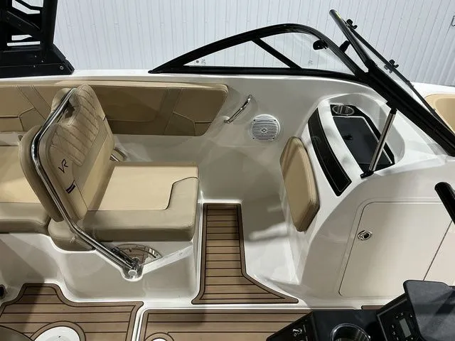 Slide: The Image of Bayliner VR5 Bowrider 2022 - 22