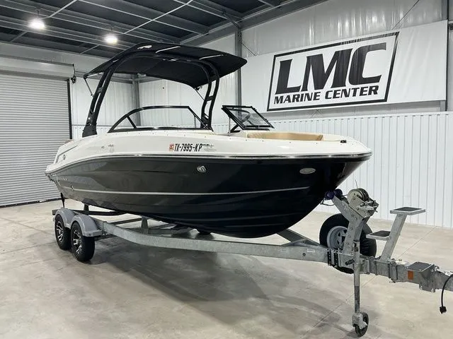 Slide: The Image of Bayliner VR5 Bowrider 2022 - 3