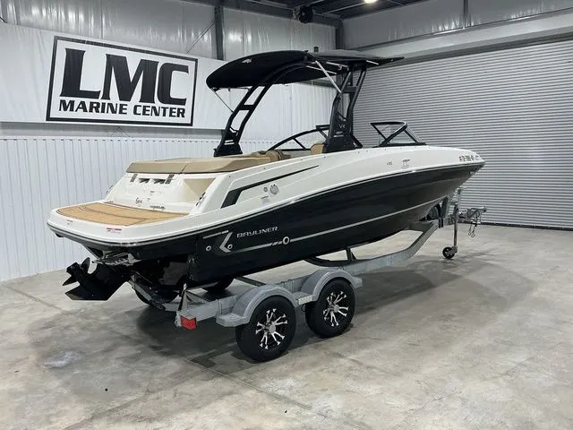 Slide: The Image of Bayliner VR5 Bowrider 2022 - 5