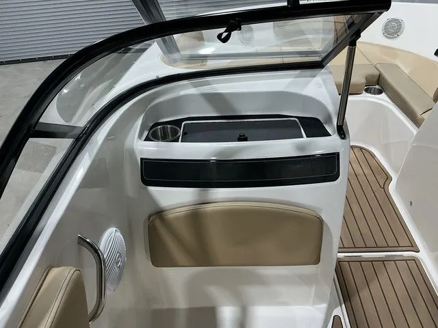 Slide: The Image of Bayliner VR5 Bowrider 2022 - 9