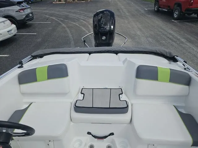 Slide: The Image of Tracker TAHOE T16 2021 - 10